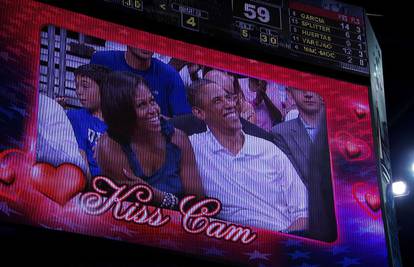 Obama pravi romantik: Barack je ljubio Michelle na utakmici