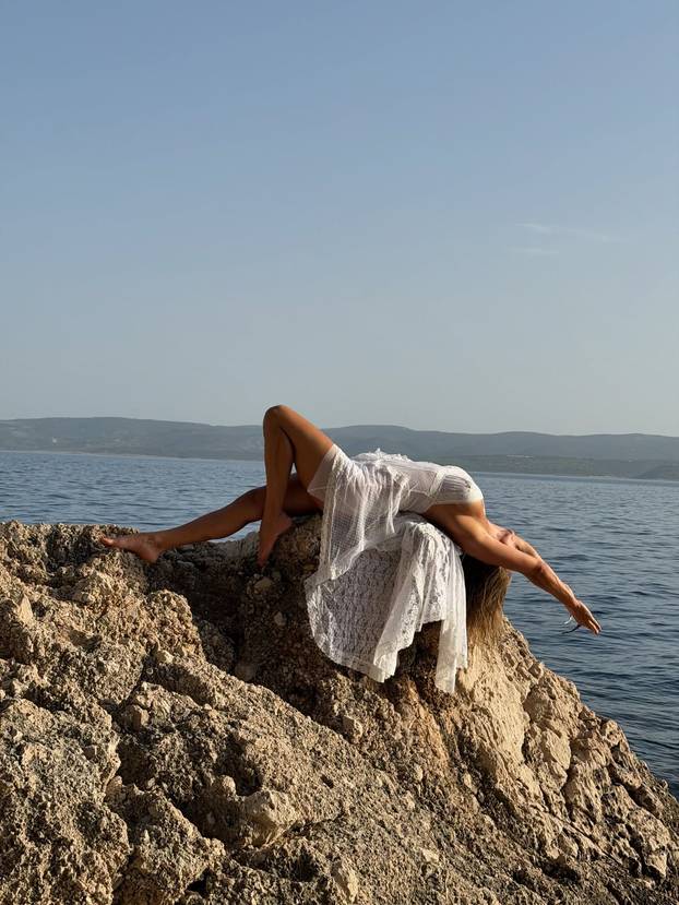 FOTO Mama Renata poput vruće morske sirene uživala na stijeni