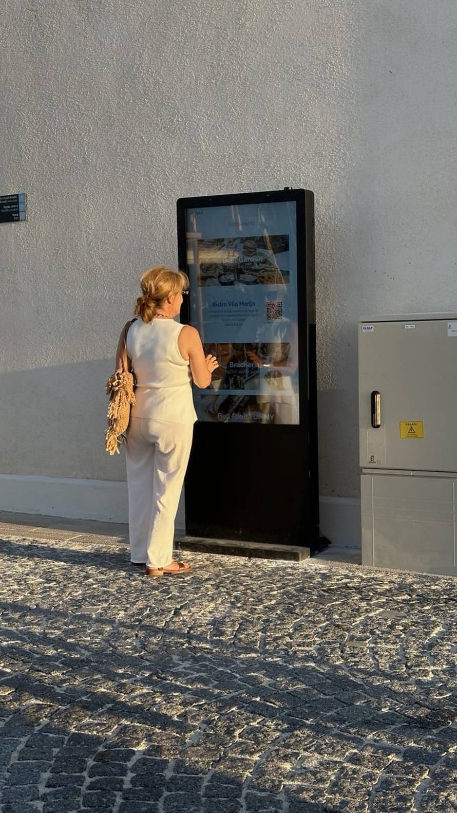 Supetar postao pametan grad: Digitalni totemi, AI kamere i pametni odvoz mijenjaju otok