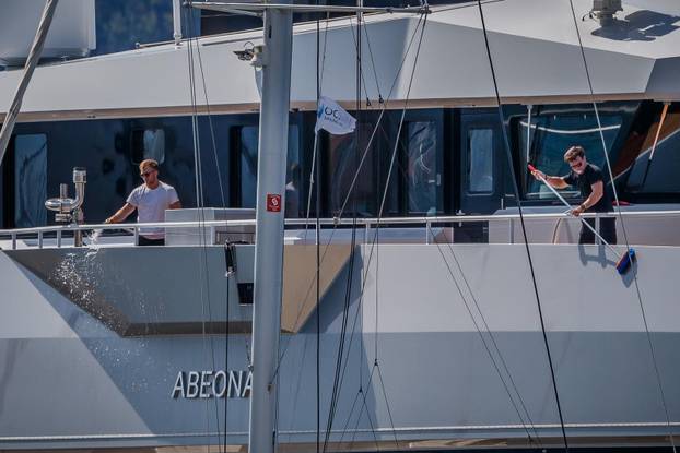 U Marini Kaštela već danima su privezane luksuzne jahte Jeffa Bezosa