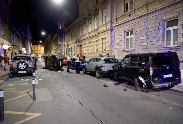 Zagreb: U Medulićevoj se zabio u četri parkirana vozila te završio na boku