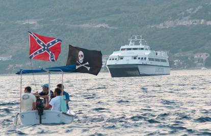 Pomorska blokada: Zatvorili su katamaranu prolaz prema luci