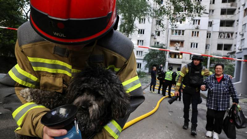 PANIKA U KIJEVU Novi teški ruski napad: Balističke rakete i dronovi zasuli stambene zgrade