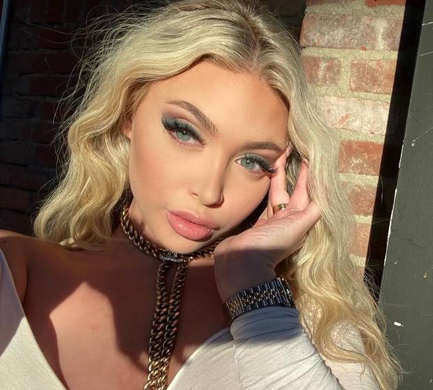 FOTO Tko je bujna cura koja je digla majicu i Trumpu pokazala grudi? 'Doniram mu od zarade'