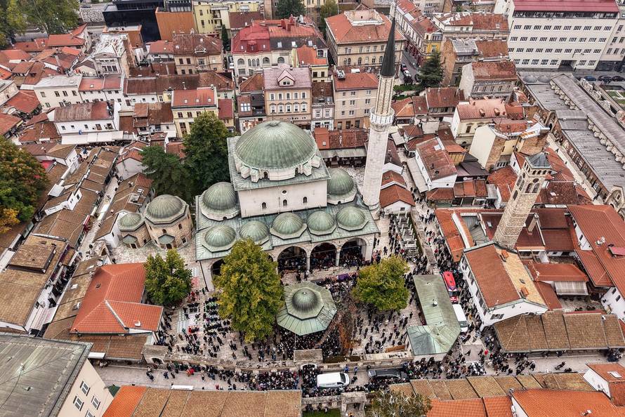 Sarajevo: Pogled iz zraka na dženazu za Halida Bešlića u Gazi Husrev-begovoj džamiji