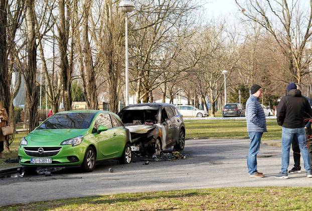 Zagreb: U Sigetu se zapalio kontejner, požar zahvatio dva automobila
