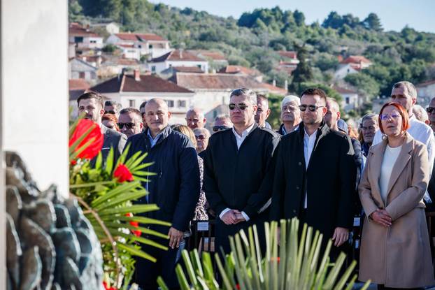 Drvenik Veli: Predsjednik Zoran Milanović položio je vjenac na spomen obilježju “Majka Domovina”