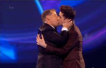 'Frcale' iskre: James potrčao Nicku u zagrljaj i poljubio ga