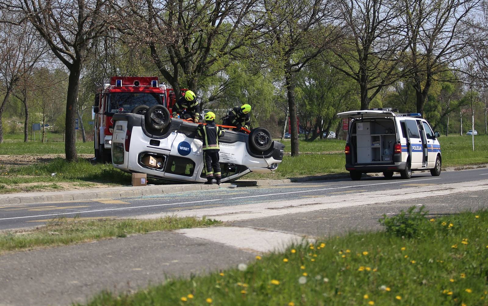 U Zagrebu na Slavonskoj aveniji auto završio na krovu