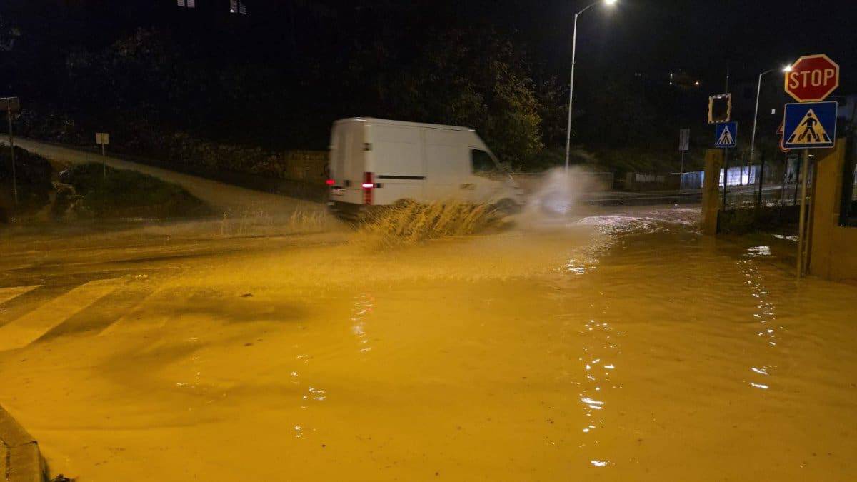 Kaos kod Splita! Palo puno kiše, na cestama se pojavile bujice