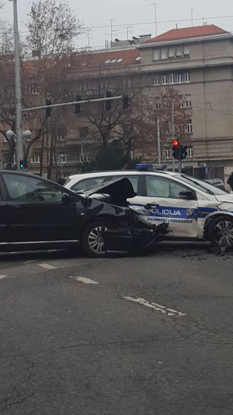 Krš i lom u središtu Zagreba: Sudarili se s policijskim autom