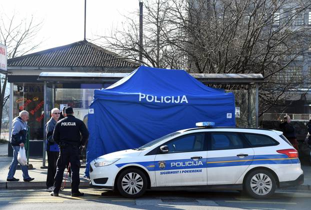 Policijski očevid na autobusnoj stanici u Sesvetama gdje je pronađeno tijelo muškarca