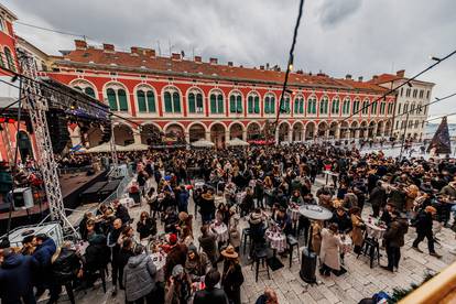 FOTO Blagdanska čarolija na splitskim Prokurativama: Grad pun ljudi, veselje i božićni duh