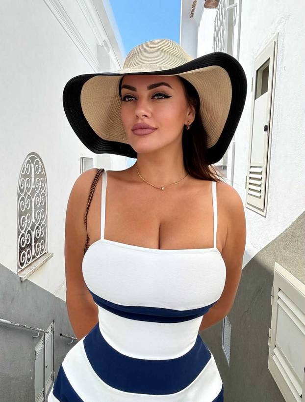 FOTO Lijepa je i pametna, ali ima očiti problem - teško nalazi robu koja joj može pokriti grudi