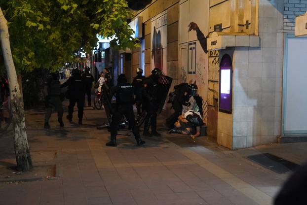 Beograd: Žandarmerija je uništila blokadu kod Strojarskog fakulteta i krenula prema Pravnom