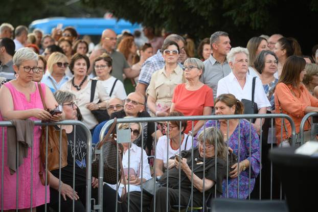 Zagreb: HNK završio kazališnu sezonu koncertom "Devedesete – godine koje pamtimo"