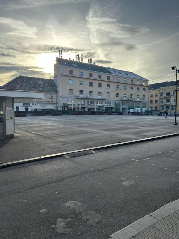 FOTO Dolac izgleda sablasno: S platoa su maknuli sve štandove