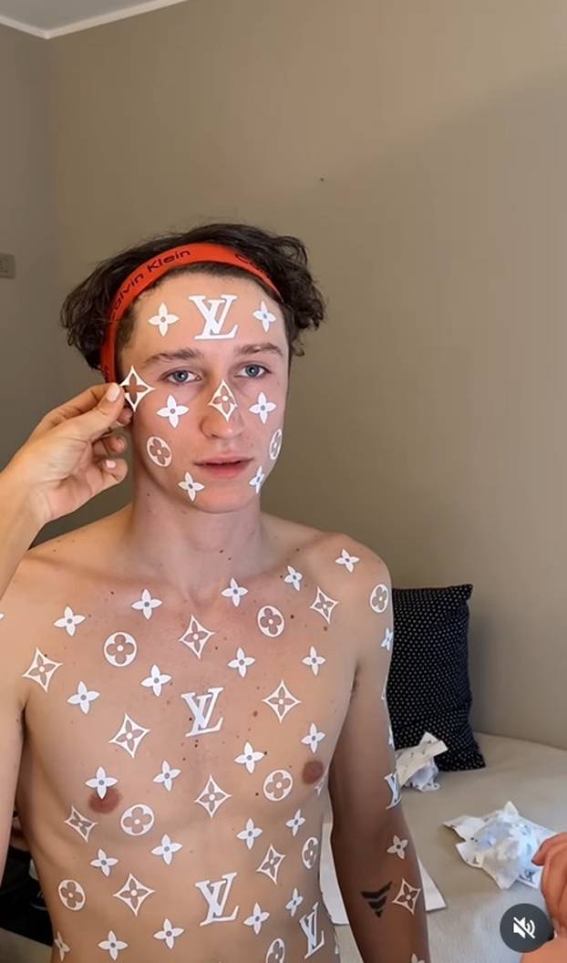 FOTO Mladić koji želi izgledati kao skupa torbica: 'Vidio sam puno glupih stvari, ali ovo je...'