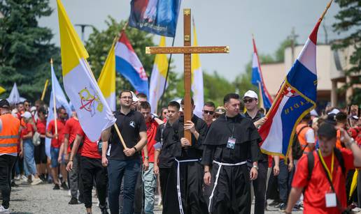 FOTO Tisuće mladih vjernika hodočaste prema Svetom Duhu