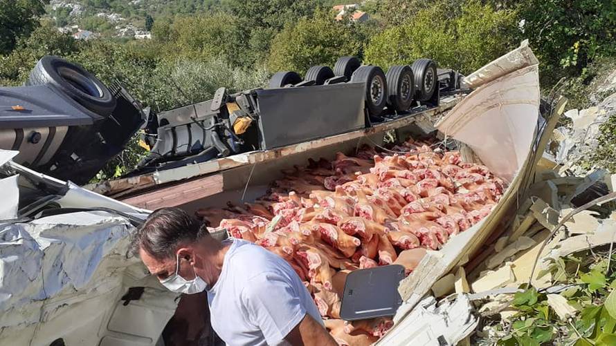 Sletjeli s ceste kraj Metkovića pa ostali zarobljeni u kabini