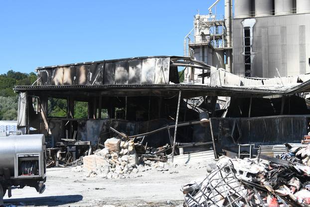 Nakon velikog požara tvornica Baumit u Siraču potpuno je uništena