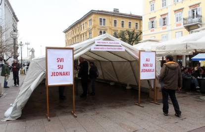 Riječki HNK postavio šator na Korzu: "Naš ima sve dozvole"