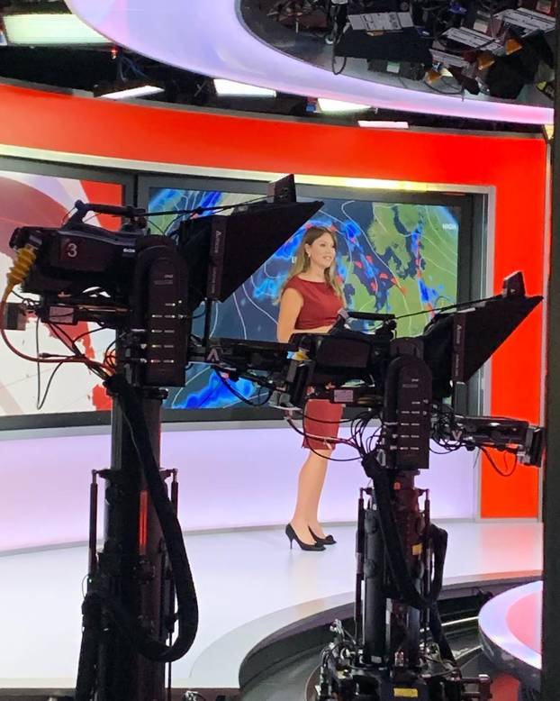 Šok u programu uživo! BBC-jeva voditeljica pokazala haltere?! 'Morao sam popiti aspirin!'