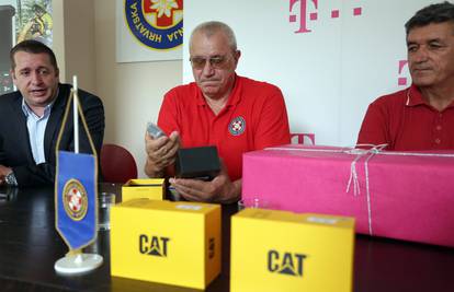 Hrvatski Telekom donirao je 80 otpornih CAT telefona HGSS-u