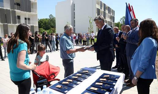 Andrej Plenković uručio ključeve korisnicima 114 stanova u Sisku: 'Veliki dan, imamo još posla...'