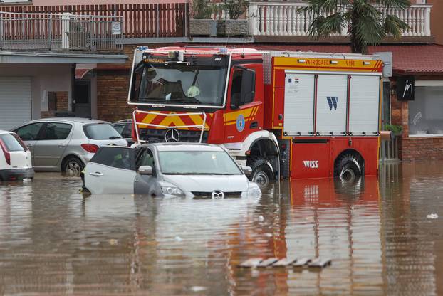 Potop u Novom Vinodolskom, vatrogasci spašavaju  automobile iz bujice 