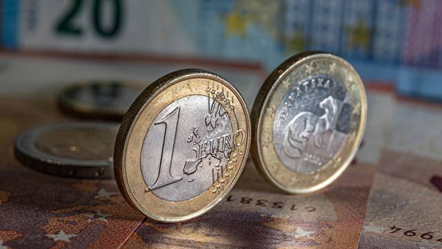 Od 1. siječnja 2023. euro je postao službena valuta u RH