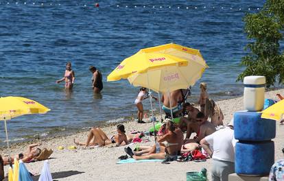 Gradska plaža Banj u Šibeniku je omiljena plaža za kupanje