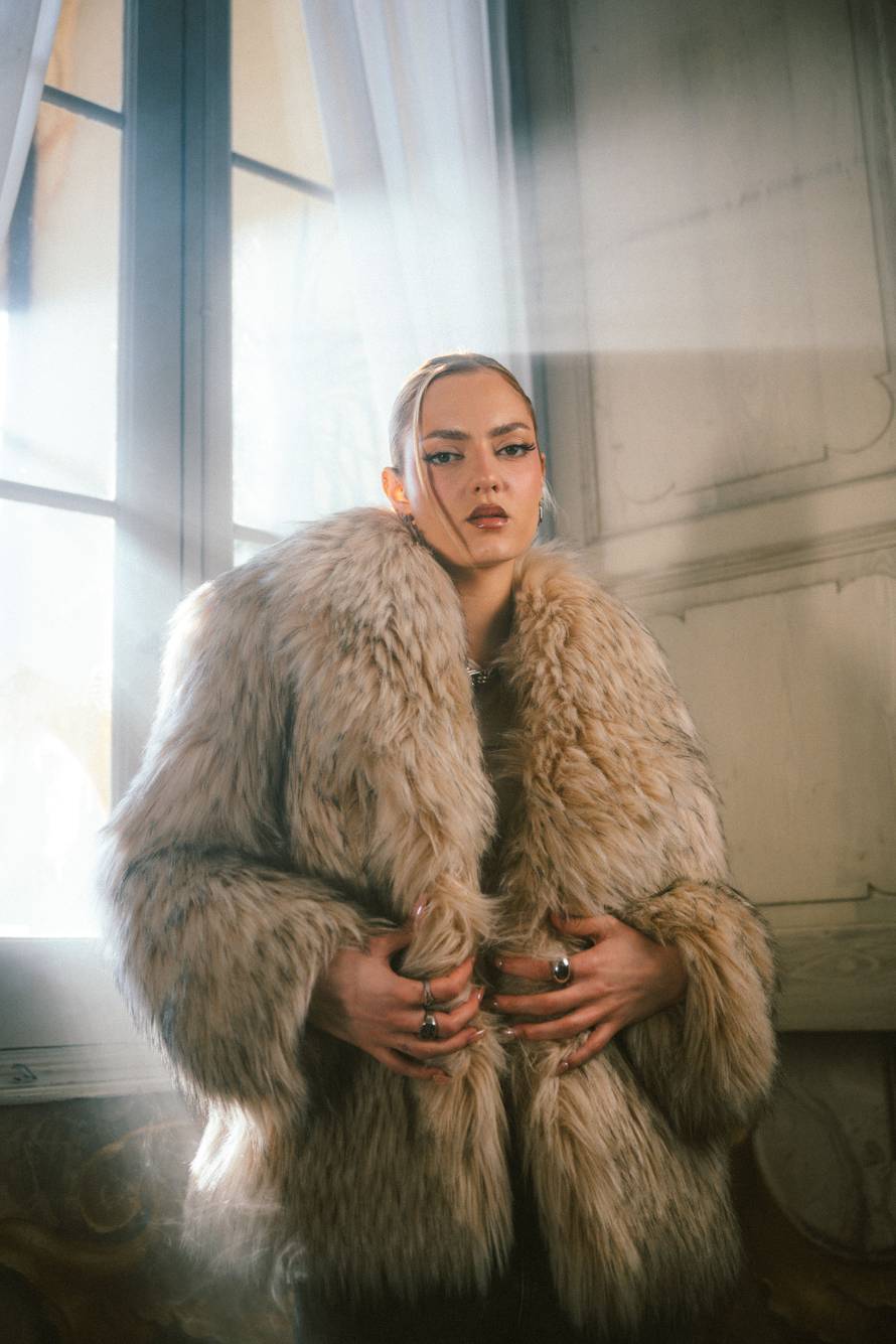 Grše izbacio novi hit: Poslušajte 'Fantaziju' u duetu s Miach...