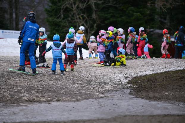 Zagreb: Blato i toplo vrijeme nisu spriječili najmlađe skijaše na Sljemenu