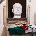 Sto godina poslije Mussolinijev kult u Italiji i dalje živi: Njegov grob posjete deseci tisuća ljudi