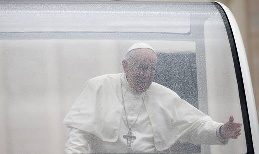 Djecu migranata Papa Franjo je 'provozao' Trgom sv. Petra