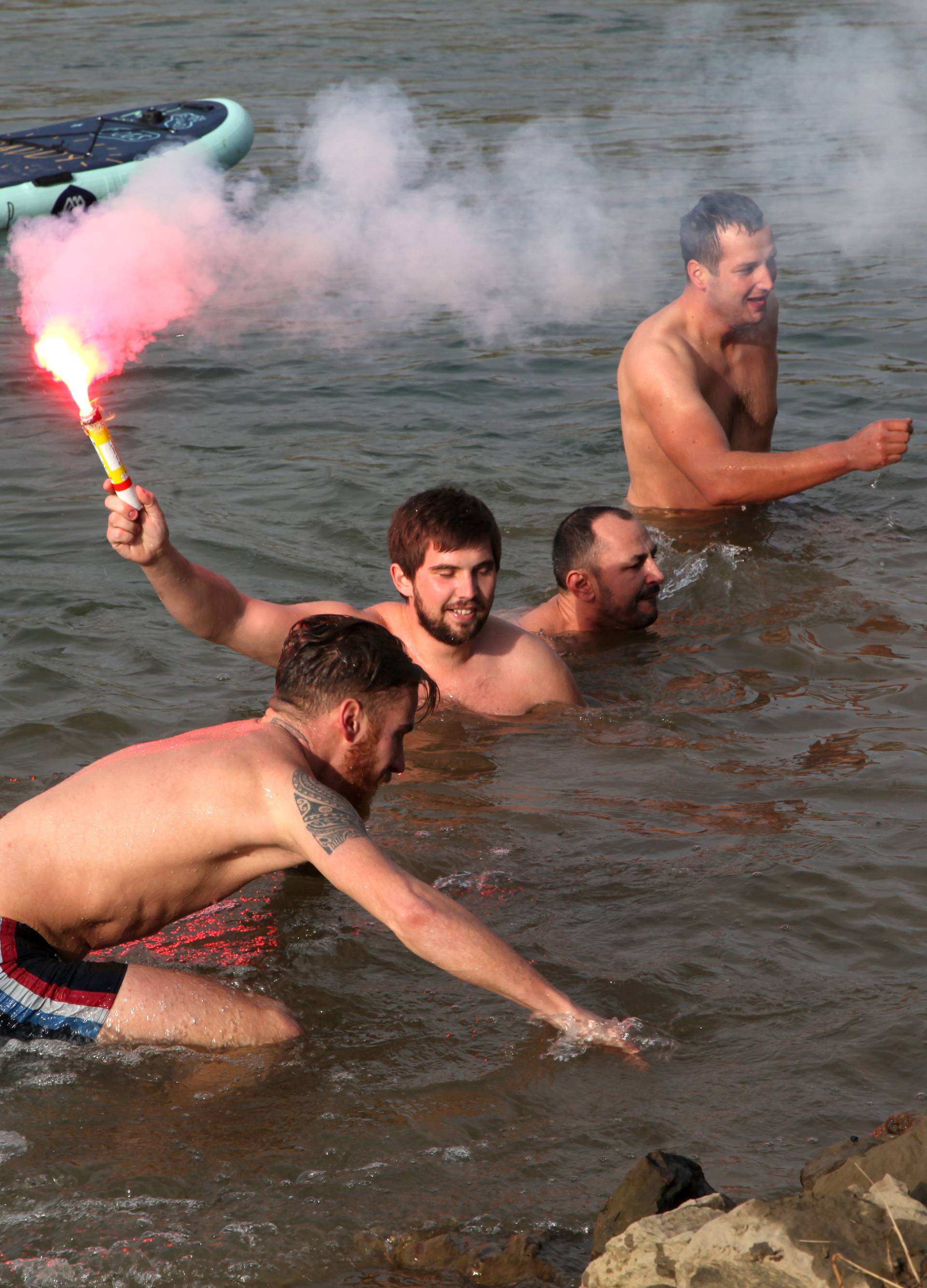 Sisak: Tradicionalno novogodiÅ¡nje kupanje u rijeci Kupi