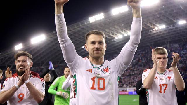 Split: Slavlje  igrača Walesa nakon utakmice na Poljudu