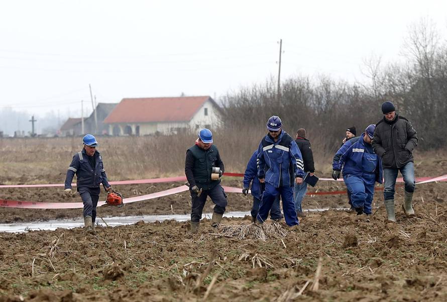 Ježevo: Iz tla počela izbijati nafta, poslan tim za hitne intervencije