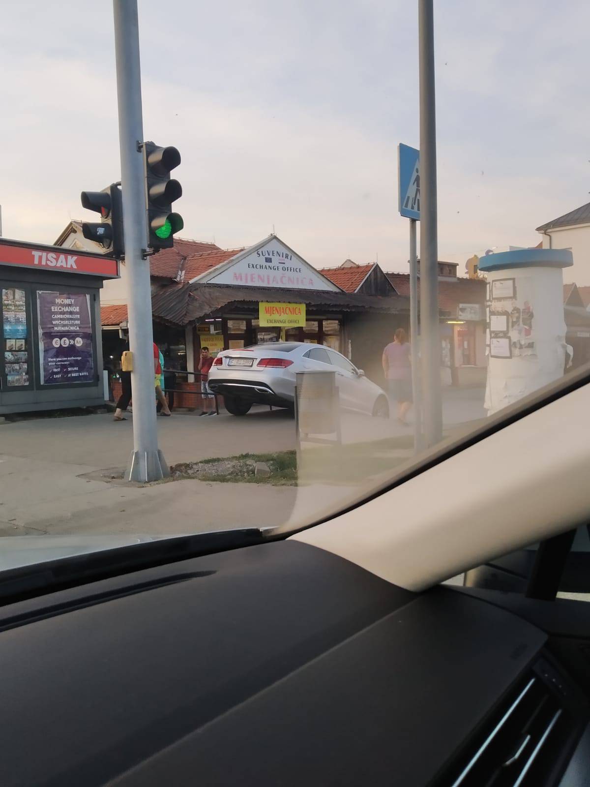 'Pa kako je auto tamo završio!?' Mislio da skreće na parking pa onda zaglavio na stepenicama