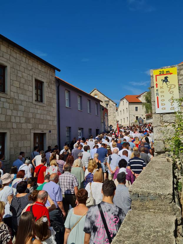 FOTO Procesija u Sinju: Časne mole, a kraj njih gospođa s torbicom u duginim bojama