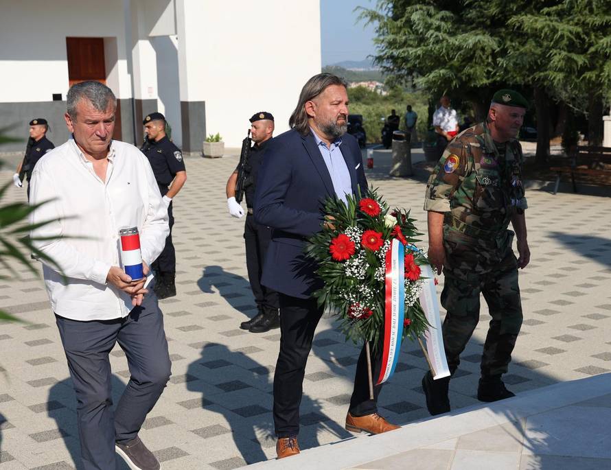 Šibenik: Položeni vijenci i zapaljene svije?e povodom obljetnice Oluje