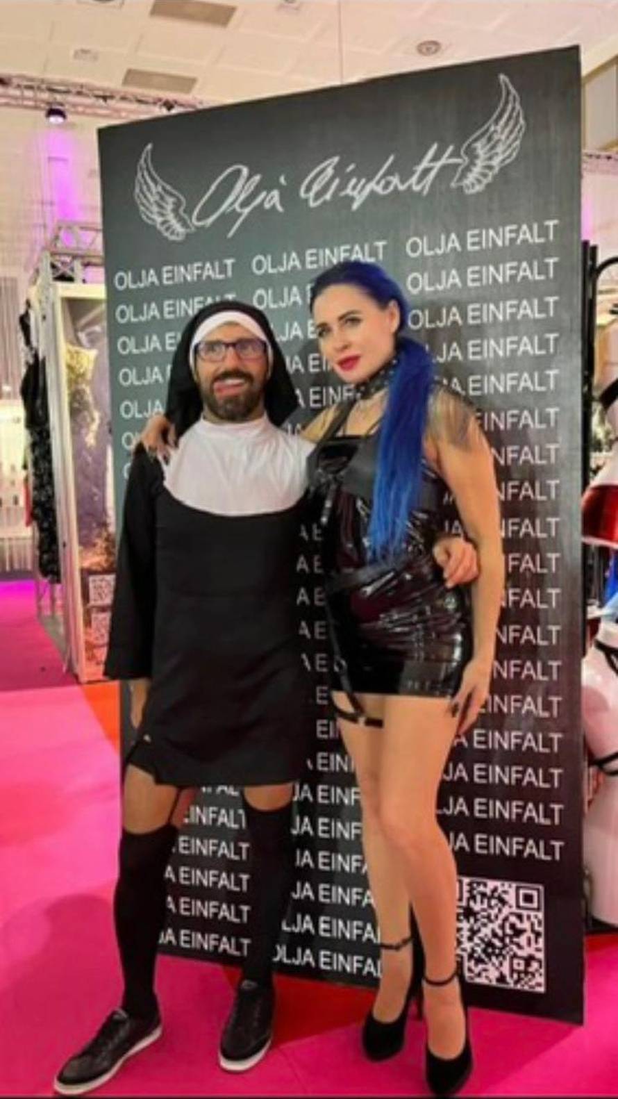 Olja Vampirica 'mlati' lovu na sajmu erotike u Berlinu: 'Nije baš da se ovdje pliva u novcu'