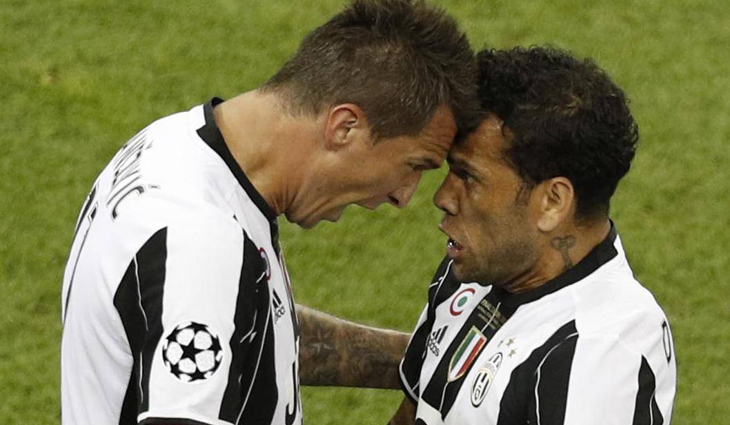 Juventus' Mario Mandzukic celebrates scoring their first goal with Dani Alves