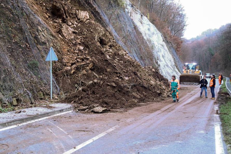 Veliki odron kamenja i zemlje u blizini Pregrade