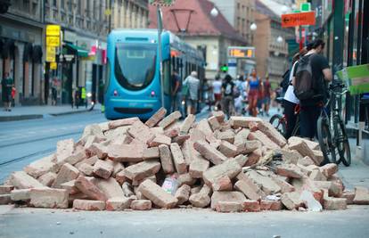 Građani u strahu: 'Cigla mi je proletjela tik kraj glave...'