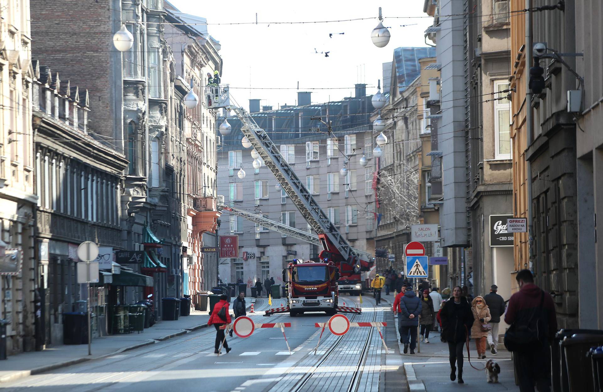 Zagreb: Vatrogasci u Ilici ruše dijelove fasada sa zgrada koji prijete prolaznicima najprometnije ulice