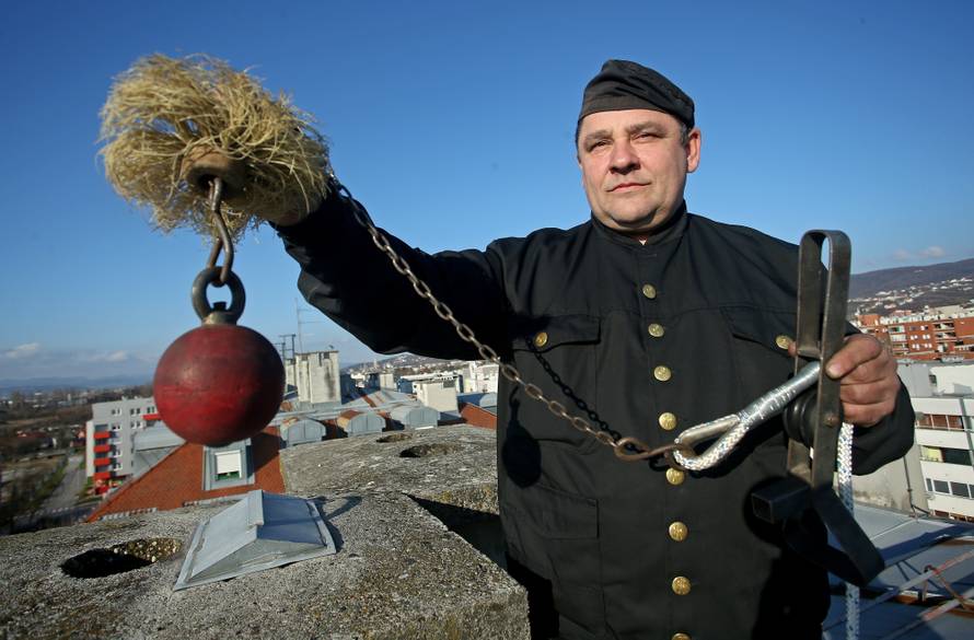 Nitko neće na krov: Dimnjačari čiste ceste ili rade u Sloveniji