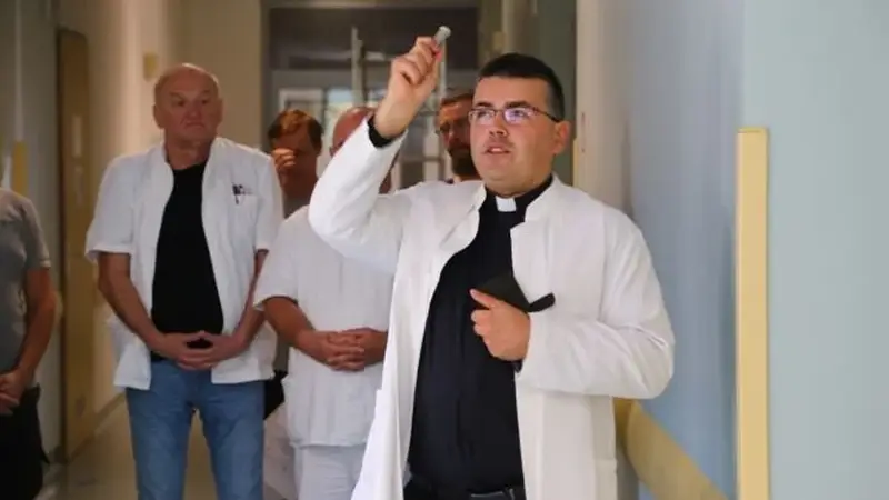 FOTO U zabočkoj bolnici krenula ugradnja klima. Početak radova blagoslovio je svećenik