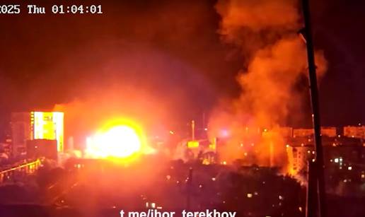 VIDEO Brutalan ruski udar na Harkiv: Dron se zabio u zgradu, snimljen je trenutak eksplozije!
